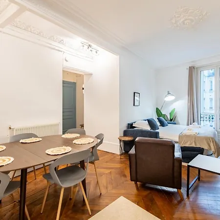 Stylish 2-bedroom Near The Famous Moulin Rouge Apartmán