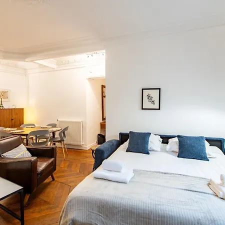 Stylish 2-bedroom Near The Famous Moulin Rouge *